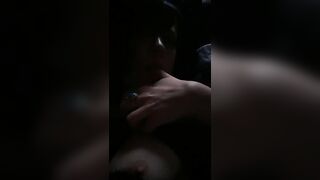 Si masturba le tette