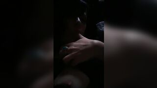 Si masturba le tette