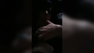 Si masturba le tette