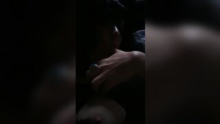 Si masturba le tette