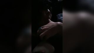 Si masturba le tette