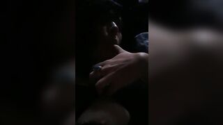 Si masturba le tette