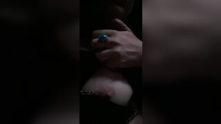 Si masturba le tette