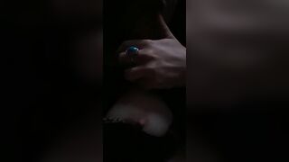 Si masturba le tette