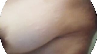 Tettona peruviana sotto la doccia