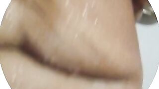 Tettona peruviana sotto la doccia