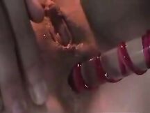 Bella biondina con un dildo nel culo