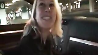 Bella biondina con un dildo nel culo