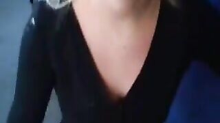 Bella biondina con un dildo nel culo