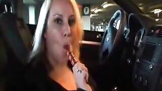 Bella biondina con un dildo nel culo