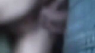 Bella biondina con un dildo nel culo