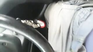 Bella puttanella italiana succhia e beve in auto