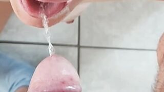 Anteprima del video: Ingoia tutto il mio piscio, cagna!