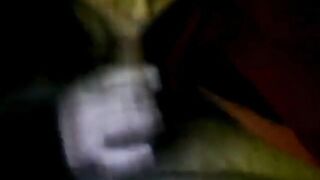 La brava troietta spompina  un grosso cazzo in auto