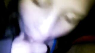 La brava troietta spompina  un grosso cazzo in auto