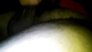 La brava troietta spompina  un grosso cazzo in auto