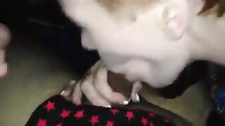 Puttanella rossa pompa in auto