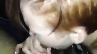 Puttanella rossa pompa in auto