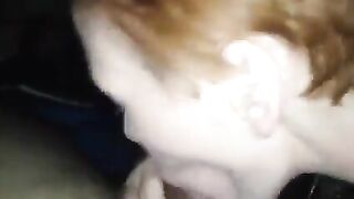 Puttanella rossa pompa in auto