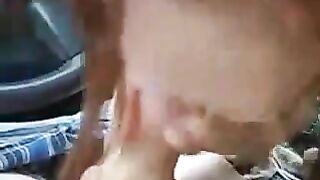 Giovane puttana succhia e ingoia in auto