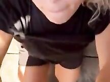 Giovane prostituta succhia cazzo al cliente