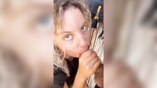 Giovane prostituta succhia cazzo al cliente