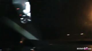 Puttanella teen succhia e sega un cazzone in auto