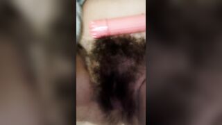 Si masturba la pucchiacca pelosa