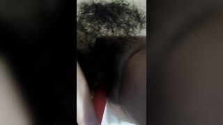 Si masturba la pucchiacca pelosa