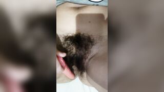 Si masturba la pucchiacca pelosa