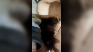 Si masturba la pucchiacca pelosa