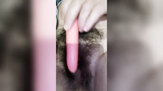 Si masturba la pucchiacca pelosa
