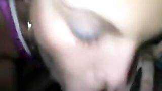 Se lo fa succhiare da puttanella rumena