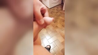 18enne con cazzo piccolo e chiuso si masturba ;D