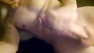 Si masturba il suo enorme cazzo