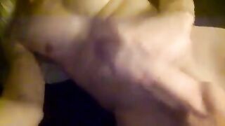 Si masturba il suo enorme cazzo