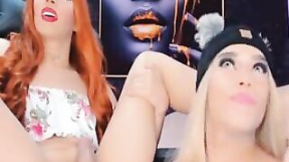 Splendida shemale si fa succhiare il cazzo