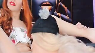 Splendida shemale si fa succhiare il cazzo