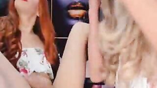 Splendida shemale si fa succhiare il cazzo