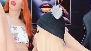 Splendida shemale si fa succhiare il cazzo