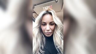 Zoccoletta bionda fa pompino in macchina