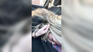 Zoccoletta bionda fa pompino in macchina