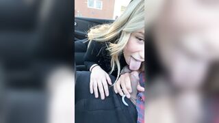 Anteprima del video: Zoccoletta bionda fa pompino in macchina
