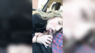 Zoccoletta bionda fa pompino in macchina