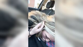 Zoccoletta bionda fa pompino in macchina