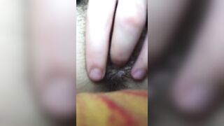 Ragazza slabbrata si masturba come una troia