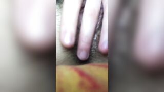 Ragazza slabbrata si masturba come una troia