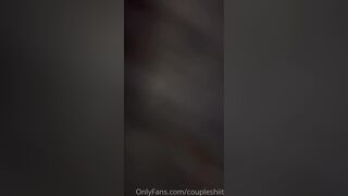 Fidanzatina porca prende l'uccello del suo compagno