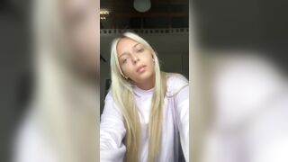 Biondina esibizionista fa la porca in cam