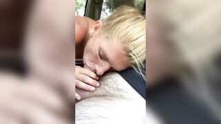 Anteprima del video: Bella prostituta bionda succhia profondamente in auto